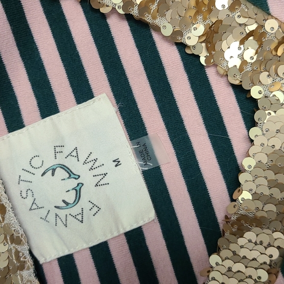 3 for $20,Fantastic Fawn, Short Sleeve V-neck Top, size M, party (sequin) pocket - Picture 3 of 3